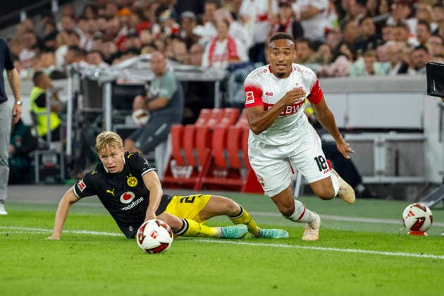 Daniel Svensson (BVB Dortmund), 24, and Jamie Leweling (VfB Stuttgart), 18, in a tackle, Germany, soccer, Bundesliga 1, Matchday 4, 2026–2027, VfB Stuttgart vs. Borussia Dortmund, September 19, 2026, Stuttgart MHP Arena, Germany Copyright: xGrantxHubbsx