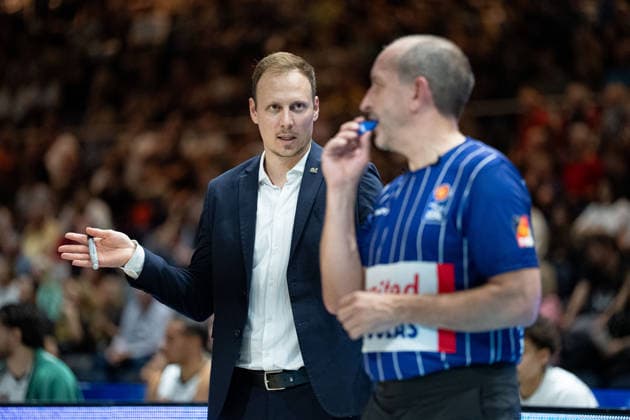 Jacques Schneider, head coach of the VET CONCEPT Gladiators Trier, speaks to the referee in the GER basketball game between Löwen Braunschweig and the VET CONCEPT Gladiators Trier, Basketball, easyCredit BBL, Week 1, 2026–27 season, September 19, 2026 GER, Basketball: Löwen Braunschweig vs. VET CONCEPT Gladiators Trier, Basketball, easyCredit BBL, Week 1, 2026–27 season, September 19, 2026 Braunschweig Copyright: xEibner-Pressefoto DanielxREINELTx EP_DRT