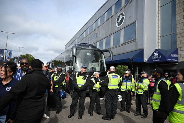 Millwall v West Ham United, EFL Sky Bet Championship Police protecting the West Ham United coach during the EFL Sky Bet Championship match between Millwall and West Ham United at The Den, London, UK on 19 September 2026. London The Den Greater London UK Editorial use only DataCo restrictions apply See www.football-dataco.com , Copyright: xSimonxTraylenx PSI-24906-0086