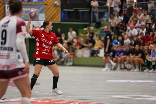 Carolin Jaron of SG Nürtingen Zizishausen, No. 5, makes a pass. GER, SG Nürtingen Zizishausen vs. HL Buchholz 08 Rosengarten, Handball, 2nd ALSCO Women s Handball Bundesliga, Matchday 4, 2026–2027 season, September 19, 2026 GER, SG Nürtingen Zizishausen vs. HL Buchholz 08 Rosengarten, Handball, 2nd Division ALSCO Women’s Handball Bundesliga, Matchday 4, 2026–2027 season, September 19, 2026, Steinenberg Copyright: xEibner-Pressefoto SoerenxHerwegx EP_SHG