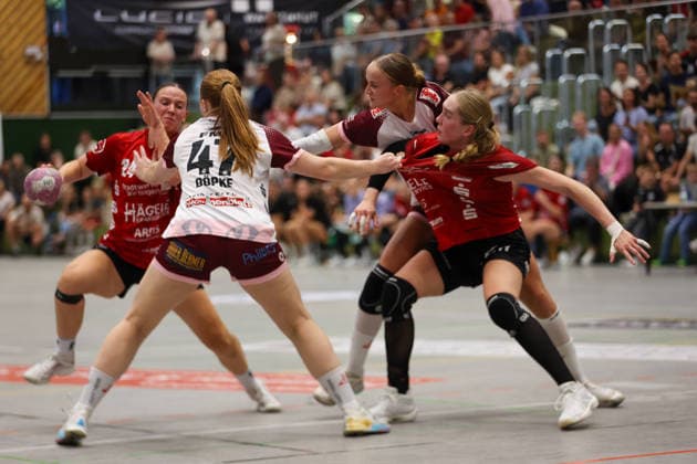 A close battle in the circle between the two teams: GER, SG Nürtingen Zizishausen vs. HL Buchholz 08 Rosengarten, Handball, 2nd ALSCO Women s Handball Bundesliga, Matchday 4, 2026–2027 season, September 19, 2026 GER, SG Nürtingen Zizishausen vs. HL Buchholz 08 Rosengarten, Handball, 2nd Division ALSCO Women’s Handball Bundesliga, Matchday 4, 2026–2027 Season, September 19, 2026, Steinenberg Copyright: xEibner-Pressefoto SoerenxHerwegx EP_SHG