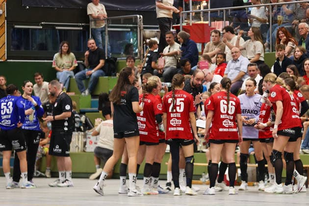 The SG Nürtingen Zizishausen team during a timeout GER, SG Nürtingen Zizishausen vs. HL Buchholz 08 Rosengarten, Handball, 2nd ALSCO Women s Handball Bundesliga, Matchday 4, 2026–2027 season, September 19, 2026, GER, SG Nürtingen Zizishausen vs. HL Buchholz 08 Rosengarten, Handball, 2nd ALSCO Women s Handball Bundesliga, Matchday 4, 2026–2027 season, September 19, 2026, Steinenberg Copyright: xEibner-Pressefoto SoerenxHerwegx EP_SHG