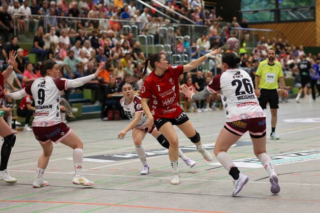 Lisa Wieder, SG Nürtingen Zizishausen, No. 7, passes the ball. GER, SG Nürtingen Zizishausen vs. HL Buchholz 08 Rosengarten, Handball, 2nd ALSCO Women s Handball Bundesliga, Matchday 4, 2026–2027 season, September 19, 2026 GER, SG Nürtingen Zizishausen vs. HL Buchholz 08 Rosengarten, Handball, 2nd Division ALSCO Women’s Handball Bundesliga, Matchday 4, 2026–2027 season, September 19, 2026, Steinenberg Copyright: xEibner-Pressefoto SoerenxHerwegx EP_SHG
