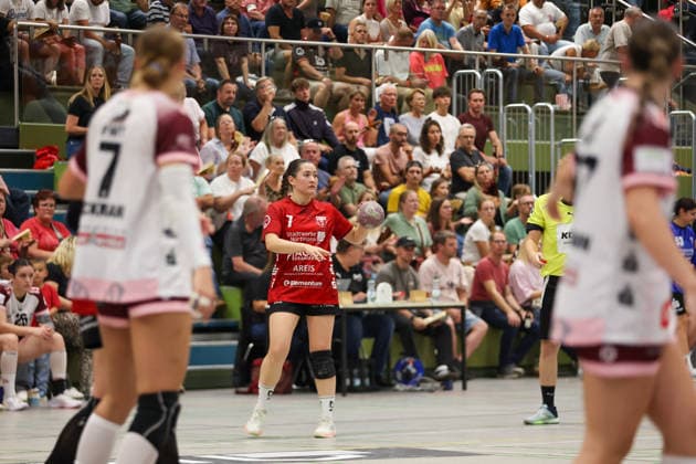Lisa Wieder of SG Nürtingen Zizishausen, No. 7, surveys the court. GER, SG Nürtingen Zizishausen vs. HL Buchholz 08 Rosengarten, Handball, 2nd ALSCO Women’s Handball Bundesliga, Matchday 4, 2026–2027 season, September 19, 2026 GER, SG Nürtingen Zizishausen vs. HL Buchholz 08 Rosengarten, Handball, 2nd ALSCO Women’s Handball Bundesliga, Matchday 4, 2026–2027 Season, September 19, 2026, Steinenberg Copyright: xEibner-Pressefoto SoerenxHerwegx EP_SHG