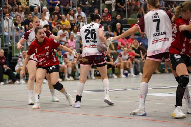 In a curious play, the ball ends up in the arms of Jule Meisner of HL Buchholz 08 Rosengarten, 26 GER, SG Nuertingen Zizishausen vs. HL Buchholz 08 Rosengarten, Handball, 2nd ALSCO Women’s Handball Bundesliga, Matchday 4, 2026–2027 season, September 19, 2026 GER, SG Nuertingen Zizishausen vs. HL Buchholz 08 Rosengarten, Handball, 2nd Division ALSCO Women’s Handball Bundesliga, Matchday 4, 2026–2027 season, September 19, 2026, Steinenberg Copyright: xEibner-Pressefoto SoerenxHerwegx EP_SHG