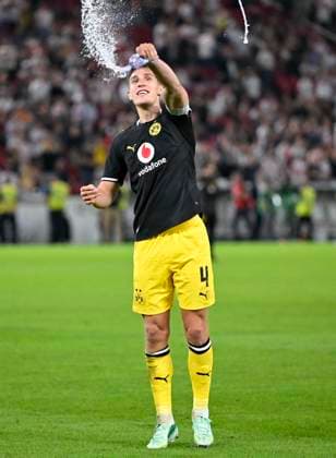 September 19, 2026, Soccer, Bundesliga 1, 2026–2027, Matchday 4, VfB Stuttgart vs. Borussia Dortmund, at the MHP Arena in Stuttgart, Nico Schlotterbeck of Borussia Dortmund celebrates after the game
