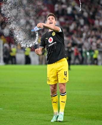 September 19, 2026, Soccer, Bundesliga 1, 2026–2027, Matchday 4, VfB Stuttgart vs. Borussia Dortmund, at the MHP Arena in Stuttgart, Nico Schlotterbeck of Borussia Dortmund celebrates after the game