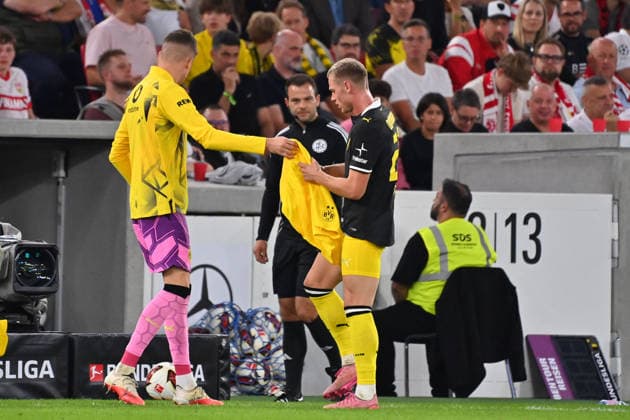 Julian RYERSON of Borussia Dortmund takes off his torn pants and puts on a new pair. Soccer, Bundesliga, 2026–2027 Season, Matchday 4, Matchday 04, VfB Stuttgart vs. Borussia Dortmund 0–1 on September 19, 2026, at MHP ARENA
