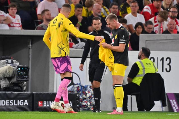 Julian RYERSON of Borussia Dortmund takes off his torn pants and puts on a new pair. Soccer, Bundesliga, 2026–2027 Season, Matchday 4, Matchday 04, VfB Stuttgart vs. Borussia Dortmund 0–1 on September 19, 2026, at MHP ARENA