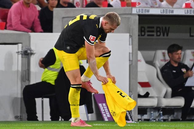 Julian RYERSON of Borussia Dortmund takes off his torn pants and puts on a new pair. Soccer, Bundesliga, 2026–2027 Season, Matchday 4, Matchday 04, VfB Stuttgart vs. Borussia Dortmund 0–1 on September 19, 2026, at MHP ARENA