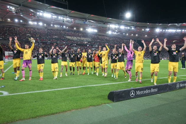 September 19, 2026, xblx, Soccer, Bundesliga 1, VfB Stuttgart vs. Borussia Dortmund; BVB celebrates the victory with the fans. DFL and DFB regulations prohibit any use of photographs as image sequences and or quasi-video. Stuttgart
