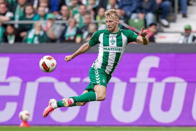 Marco Grüll, SV Werder Bremen, No. 17 with the ball, isolated shot, single frame, full-body, action, game scene, DFL REGULATIONS PROHIBIT ANY USE OF PHOTOGRAPHS AS SEQUENCES AND OR VIDEO-LIKE PHOTO SERIES DFL REGULATIONS PROHIBIT ANY USE OF PHOTOGRAPHS AS IMAGE SEQUENCES AND OR VIDEO-LIKE PHOTO STORIES, September 19, 2026, Bremen, Germany, Soccer, Bundesliga, SV Werder Bremen vs. FC Augsburg xobx