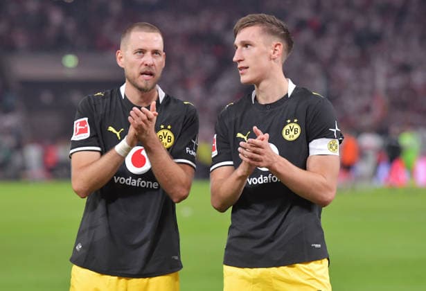 September 19, 2026, xblx, Soccer 1st Bundesliga, VfB Stuttgart vs. Borussia Dortmund: Dortmund celebrates the victory with the fans, Waldemar Anton (Borussia Dortmund), Nico Schlotterbeck (Borussia Dortmund). DFL and DFB regulations prohibit any use of photographs as image sequences and or quasi-video. Stuttgart