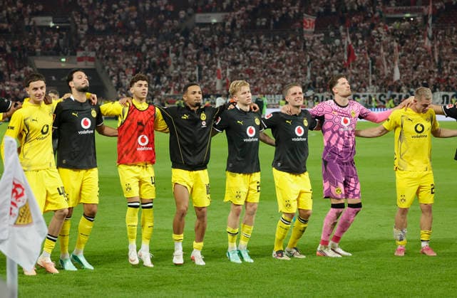 In the photo: BVB celebrates the victory with its fans on September 19, 2026, VfB Stuttgart vs. Borussia Dortmund, Bundesliga 1, Matchday 4, Germany, Stuttgart, MHP Arena, DFL REGULATIONS PROHIBIT ANY USE OF PHOTOGRAPHS AS IMAGE SEQUENCES AND OR QUASI-VIDEO Copyright: HMBxMedia xJulienxBecker