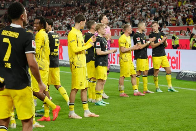 In the photo: BVB celebrates the victory with its fans on September 19, 2026, VfB Stuttgart vs. Borussia Dortmund, Bundesliga 1, Matchday 4, Germany, Stuttgart, MHP Arena, DFL REGULATIONS PROHIBIT ANY USE OF PHOTOGRAPHS AS IMAGE SEQUENCES AND OR QUASI-VIDEO Copyright: HMBxMedia xJulienxBecker