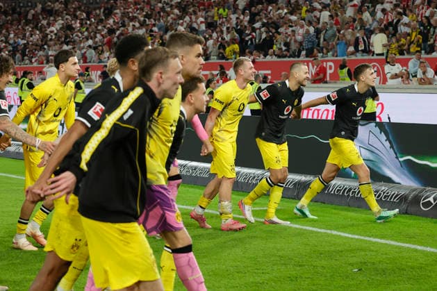 In the photo: BVB celebrates the victory with its fans on September 19, 2026, VfB Stuttgart vs. Borussia Dortmund, Bundesliga 1, Matchday 4, Germany, Stuttgart, MHP Arena, DFL REGULATIONS PROHIBIT ANY USE OF PHOTOGRAPHS AS IMAGE SEQUENCES AND OR QUASI-VIDEO Copyright: HMBxMedia xJulienxBecker