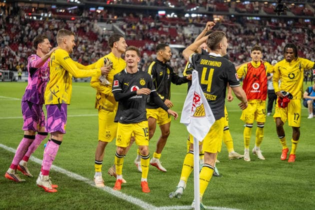 September 19, 2026, xdaymx, Soccer, Bundesliga 1, VfB Stuttgart vs. Borussia Dortmund: The Dortmund team celebrates after the game in front of the fans who traveled with them. DFL and DFB regulations prohibit any use of photographs as image sequences and or quasi-video. Stuttgart