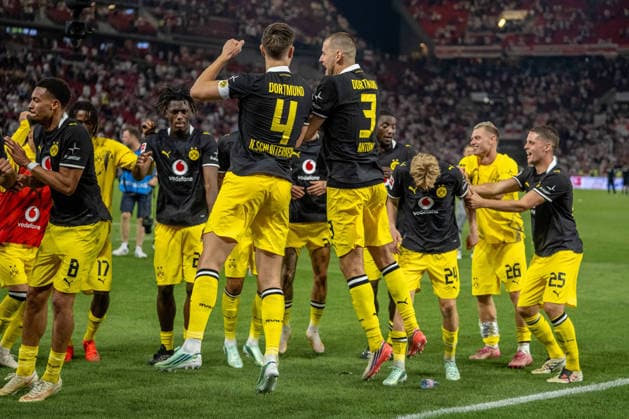 September 19, 2026, xdaymx, Soccer, Bundesliga 1, VfB Stuttgart vs. Borussia Dortmund: Nico Schlotterbeck of Borussia Dortmund and Waldemar Anton of Borussia Dortmund jump in the air together and celebrate the away victory. In the background, the Dortmund team celebrates after the game in front of the fans who traveled with them. DFL and DFB regulations prohibit any use of photographs as image sequencesENCES and or QUASI-VIDEO Stuttgart
