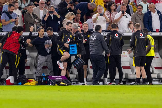 September 19, 2026, Soccer, Matchday 4 of the 1st Bundesliga, VfB Stuttgart vs. Borussia Dortmund. Coach Niko Kovac of Borussia Dortmund celebrates the victory in Stuttgart with his team at the MHP Arena in Stuttgart, Baden-Württemberg, Germany. xRHR PHOTO DEx Copyright: DennisxEwert RHR-FOTOx RHR-FOTO DE