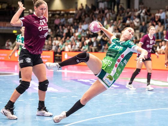 Aylin Bornhardt (Frisch Auf Women, 13) scores against Marlene Tucholke (HC Leipzig, 23); Frisch Auf Goeppingen vs. HC Leipzig, Handball, 1st Bundesliga, 2026–2027 season, September 19, 2026, Frisch Auf Goeppingen vs. HC Leipzig, Handball, 1st Bundesliga, 2026–2027 season, September 19, 2026, Goeppingen Copyright: xMichaelxSchmidt Eibner-Pressefotx EP_MST