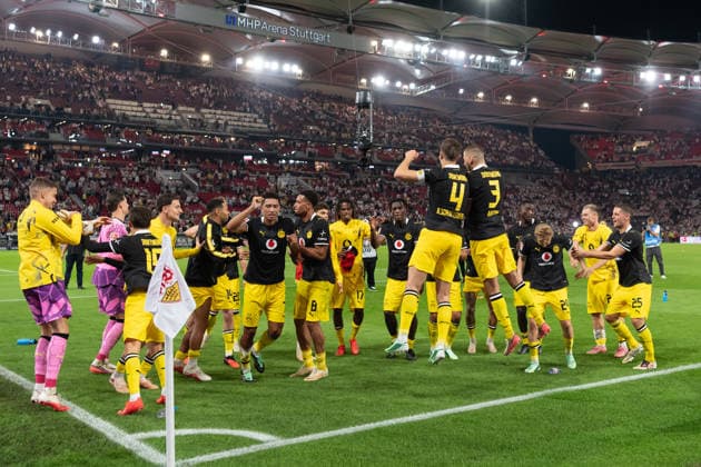 September 19, 2026, GER, Soccer, Men s, 1st Bundesliga, 2026–2027 season, Matchday 4, VfB Stuttgart vs. Borussia Dortmund. Celebrations after the final whistle; joy among the Borussia Dortmund team as they celebrate the victory with the fans. DFB and DFL regulations prohibit any use of photographs as image sequences and or quasi-video. Stuttgart MHP Arena, Baden-Württemberg, Germany Copyright: xNordphoto WolfgangxFrankx