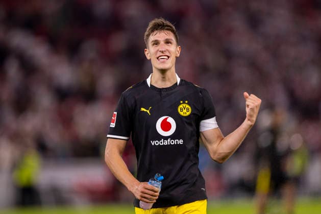 September 19, 2026, Soccer, Matchday 4 of the 1. Bundesliga, VfB Stuttgart vs. Borussia Dortmund; Nico Schlotterbeck of Borussia Dortmund celebrates the victory in Stuttgart at the MHP Arena, Baden-Württemberg, Germany; xRHR PHOTO DEx Copyright: DennisxEwert RHR-FOTOx RHR-FOTO DE