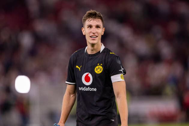 September 19, 2026, Soccer, Matchday 4 of the 1. Bundesliga, VfB Stuttgart vs. Borussia Dortmund; Nico Schlotterbeck of Borussia Dortmund celebrates the victory in Stuttgart at the MHP Arena, Baden-Württemberg, Germany; xRHR PHOTO DEx Copyright: DennisxEwert RHR-FOTOx RHR-FOTO DE