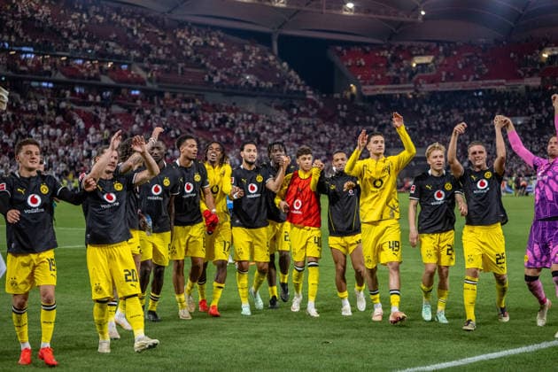 September 19, 2026, xdaymx, Soccer, Bundesliga 1, VfB Stuttgart vs. Borussia Dortmund: The Dortmund team thanks the fans who traveled with them and celebrates with them. DFL and DFB regulations prohibit any use of photographs as image sequences and or quasi-video. Stuttgart