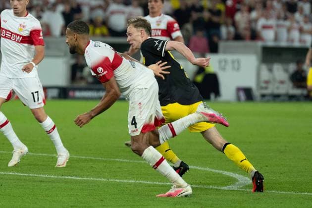 September 19, 2026: Soccer – VfB Stuttgart vs. Borussia Dortmund, Matchday 4 of the 1. Bundesliga at the MHP Arena; Maximilian Beier (Borussia Dortmund), 14 vs. Josha Vagnoman (VfB Stuttgart), 4 IMPORTANT NOTICE: In accordance with DFL and DFB regulations, it is prohibited to use or allow the use of photographs taken in the stadium and or during the game in the form of sequential images and or video-like photo series. Copyright: xJamesxZabelx
