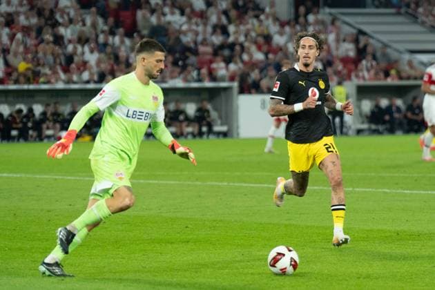 September 19, 2026 Soccer: VfB Stuttgart vs. Borussia Dortmund, Matchday 4 of the Bundesliga 1 at the MHP Arena; Fabian Bredlow (VfB Stuttgart), 1 VS Fabio Silva, Borussia Dortmund, 21 IMPORTANT NOTICE: In accordance with the guidelines of the DFL and the DFB, it is prohibited to use or allow the use of photographs taken in the stadium and or during the game in the form of sequential images and or video-like photo sequences. Copyright: xJamesxZabelx