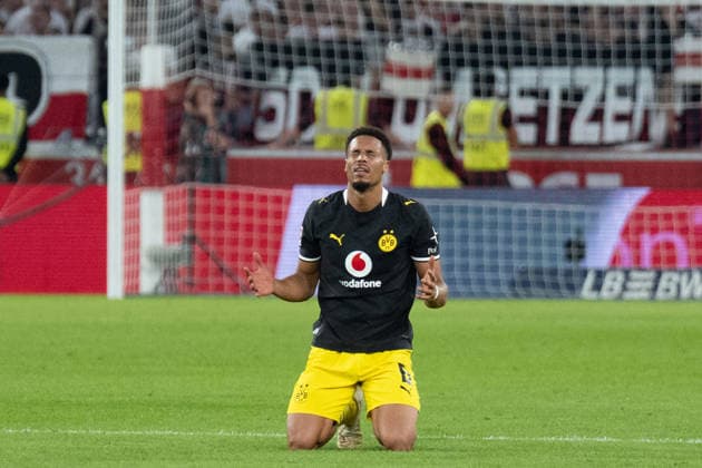 September 19, 2026: VfB Stuttgart vs. Borussia Dortmund, Matchday 4 of the Bundesliga 1 at the MHP Arena. Felix Nmecha, Borussia Dortmund, 8 prays after the game IMPORTANT NOTICE: In accordance with DFL and DFB regulations, it is prohibited to use or allow the use of photographs taken in the stadium and or during the game in the form of sequential images and or video-like photo sequences. Copyright: xJamesxZabelx