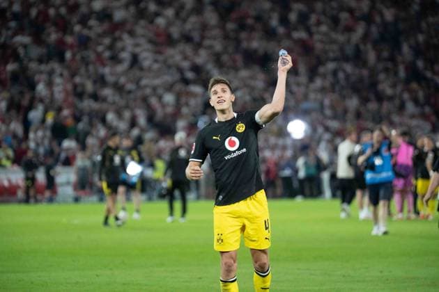 September 19, 2026: Soccer – VfB Stuttgart vs. Borussia Dortmund, Matchday 4 of the Bundesliga at the MHP Arena: Nico Schlotterbeck of Borussia Dortmund, celebrating with the team after the final whistle in front of the Dortmund Kurve IMPORTANT NOTICE: In accordance with the guidelines of the DFL and the DFB, it is prohibited to use or allow the use of photographs taken in the stadium and or during the game in the form of sequential images and or video-like photo series Copyright: xJamesxZabelx