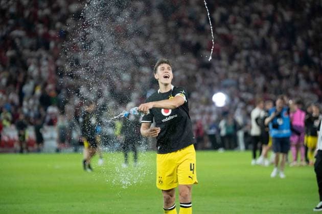 September 19, 2026: Soccer – VfB Stuttgart vs. Borussia Dortmund, Matchday 4 of the Bundesliga at the MHP Arena: Nico Schlotterbeck of Borussia Dortmund, celebrating with the team after the final whistle in front of the Dortmund Kurve IMPORTANT NOTICE: In accordance with the guidelines of the DFL and the DFB, it is prohibited to use or allow the use of photographs taken in the stadium and or during the game in the form of sequential images and or video-like photo series Copyright: xJamesxZabelx