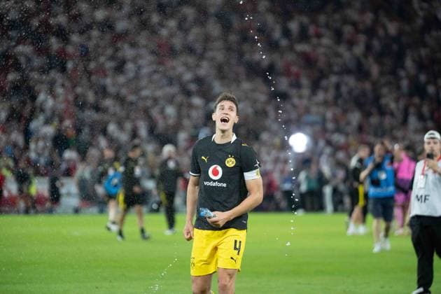 September 19, 2026: Soccer – VfB Stuttgart vs. Borussia Dortmund, Matchday 4 of the Bundesliga at the MHP Arena: Nico Schlotterbeck of Borussia Dortmund, celebrating with the team after the final whistle in front of the Dortmund Kurve IMPORTANT NOTICE: In accordance with the guidelines of the DFL and the DFB, it is prohibited to use or allow the use of photographs taken in the stadium and or during the game in the form of sequential images and or video-like photo series Copyright: xJamesxZabelx
