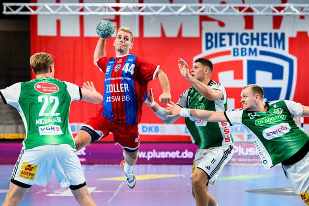 Bietigheim HBL 26 27 SG BBM Bietigheim TSV Hannover Burgdorf (from left): Marian Michalczik (Hannover), Mathias Larson (Bietigheim), Sebastian Heymann (Hannover), Justus Fischer (Hannover) Bietigheim Bissingen Egetrans Arena Baden-Württemberg Germany