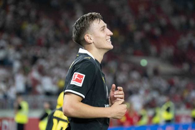 September 19, 2026: Soccer – VfB Stuttgart vs. Borussia Dortmund, Matchday 4 of the Bundesliga 1 at the MHP Arena. Nico Schlotterbeck, Borussia Dortmund, celebrating with the number 4 after the final whistle in front of the Dortmund stands. IMPORTANT NOTE: In accordance with the guidelines of the DFL and the DFB, it is prohibited to use or allow the use of photographs taken inside the stadium and or during the game in the form of sequential images and or video-like photo series Copyright: xJamesxZabelx