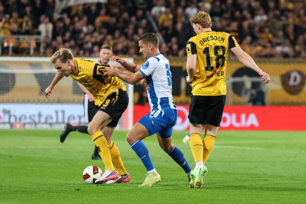 Germany 2. Bundesliga 2026–2027, Matchday 7, Dynamo Dresden vs. Hertha BSC, Rudolf Harbig Stadium, Dresden: Paul Seguin (Hertha BSC, 30) and Vincent Vermeij (Dynamo Dresden, 9) in a tackle Copyright: xLucasxWalterx