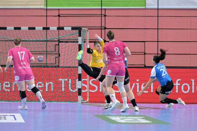 Sara Suba of TusSies Metzingen, 77 in goal against Jana Scheib of Thueringer HC, 20 on a shot on goal; TusSies Metzingen vs. Thueringer HC, handball, Alsco HBF, Matchday 4, 2026–2027 season, September 19, 2026, TusSies Metzingen vs. Thueringer HC, handball, Alsco HBF, Matchday 4, 2026–2027 season, September 19, 2026, Tübingen Copyright: xEibner-Pressefotox EP_TBR