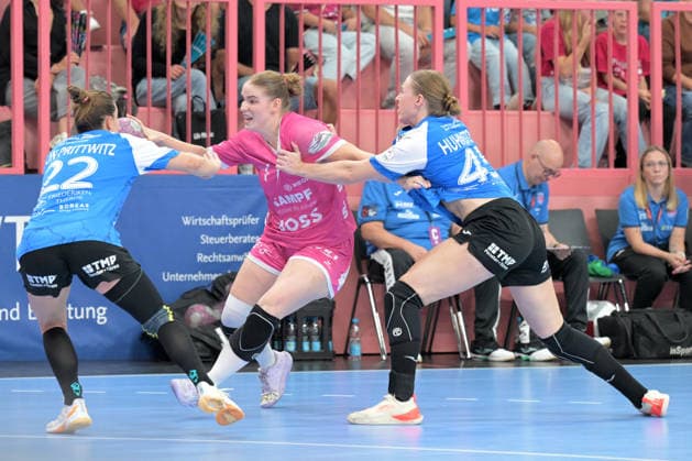 Charlotte Kaehr (TusSies Metzingen), 17, takes on Teresa von Prittwitz (Thueringer HC), 22, and Jolina Huhnstock (Thueringer HC), 45. TusSies Metzingen vs. Thueringer HC, Handball, Alsco HBF, Matchday 4, 2026–2027 Season, September 19, 2026 TusSies Metzingen vs. Thueringer HC, Handball, Alsco HBF, Matchday 4, 2026–2027 Season, September 19, 2026, Tübingen Copyright: xEibner-Pressefotox EP_TBR