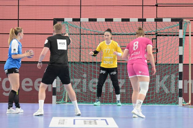 Sara Suba (TusSies Metzingen), No. 77, in goal, in a one-on-one situation during a 7-meter throw against Levke Kretschmann (Thüringer HC), No. 17; TusSies Metzingen vs. Thüringer HC, handball, Alsco HBF, Matchday 4, 2026–2027 season, September 19, 2026: TusSies Metzingen vs. Thuringer HC, Handball, Alsco HBF, Matchday 4, 2026–2027 season, September 19, 2026, Tübingen Copyright: xEibner-Pressefotox EP_TBR