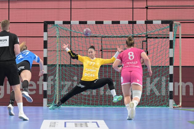 Sara Suba (TusSies Metzingen), No. 77, in goal, in a one-on-one situation during a 7-meter throw against Levke Kretschmann (Thüringer HC), No. 17; TusSies Metzingen vs. Thüringer HC, handball, Alsco HBF, Matchday 4, 2026–2027 season, September 19, 2026: TusSies Metzingen vs. Thuringer HC, Handball, Alsco HBF, Matchday 4, 2026–2027 season, September 19, 2026, Tübingen Copyright: xEibner-Pressefotox EP_TBR