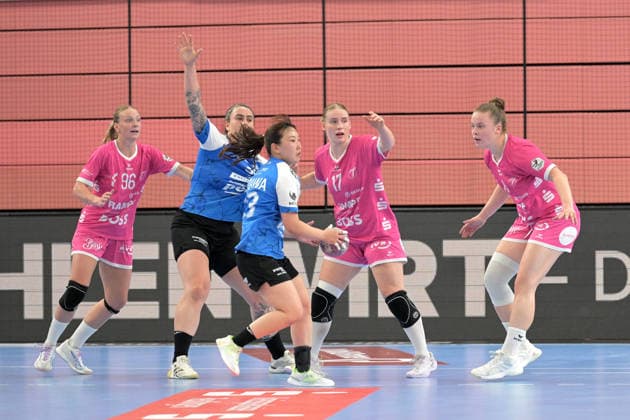 The TusSies defense: Charlotte Cholevova (TusSies Metzingen, 96), Charlotte Kaehr (TusSies Metzingen, 17), and Ida Petzold (TusSies Metzingen, 08 face off against Marcela Arounian of Thueringer HC, 36, and Natsuki Aizawa of Thueringer HC, 23, on the ball. TusSies Metzingen vs. Thueringer HC, handball, Alsco HBF, Matchday 4, 2026–2027 season, September 19, 2026, TusSies Metzingen vs. Thueringer HC, Handball, Alsco HBF, Match Day 4, 2026–2027 Season, September 19, 2026, Tübingen Copyright: xEibner-Pressefotox EP_TBR
