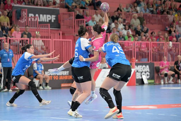 Santina Sabatnig (TusSies Metzingen), 18, takes on Marcela Arounian (Thueringer HC), 36, and Jolina Huhnstock (Thueringer HC), 45. TusSies Metzingen vs. Thueringer HC, Handball, Alsco HBF, Matchday 4, 2026–2027 Season, September 19, 2026 TusSies Metzingen vs. Thueringer HC, Handball, Alsco HBF, Matchday 4, 2026–2027 Season, September 19, 2026, Tübingen Copyright: xEibner-Pressefotox EP_TBR