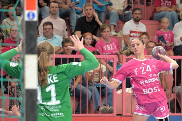 Marie Luisa Stumpf of TusSies Metzingen, 24, taking a shot on goal against Laura Kuske of Thueringer HC, 11, in goal; TusSies Metzingen vs. Thueringer HC, handball, Alsco HBF, Matchday 4, 2026–2027 season, September 19, 2026, TusSies Metzingen vs. Thueringer HC, Handball, Alsco HBF, Matchday 4, 2026–2027 season, September 19, 2026, Tübingen Copyright: xEibner-Pressefotox EP_TBR