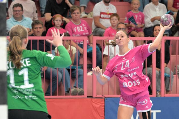 Marie Luisa Stumpf of TusSies Metzingen, 24, taking a shot on goal against Laura Kuske of Thueringer HC, 11, in goal; TusSies Metzingen vs. Thueringer HC, handball, Alsco HBF, Matchday 4, 2026–2027 season, September 19, 2026, TusSies Metzingen vs. Thueringer HC, Handball, Alsco HBF, Matchday 4, 2026–2027 season, September 19, 2026, Tübingen Copyright: xEibner-Pressefotox EP_TBR