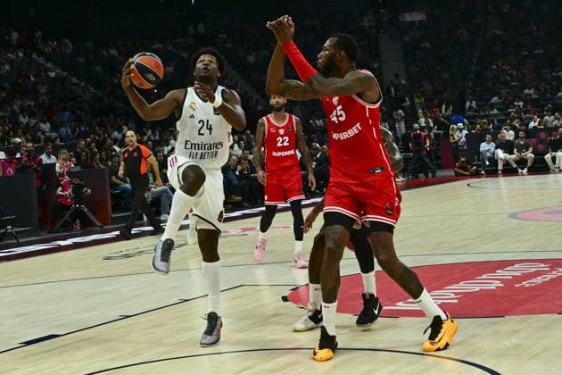 Real Madrid v Olympiacos - EuroLeague Super Cup Final ABU DHABI, UNITED ARAB EMIRATES - SEPTEMBER 19: Andres Feliz (L) of Real Madrid in action during the EuroLeague Super Cup final match between Real Madrid and Olympiacos at Etihad Arena in Abu Dhabi, United Arab Emirates, on September 19, 2026. Hassan al Raisi Anadolu Abu Dhabi United Arab Emirates. Editorial use only. Please get in touch for any other usage.  Copyright: x2026xAnadoluxHassanxalxRaisix
