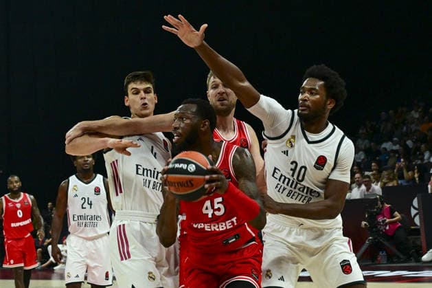 Real Madrid v Olympiacos - EuroLeague Super Cup Final ABU DHABI, UNITED ARAB EMIRATES - SEPTEMBER 19: Damian Jones (30) of Real Madrid in action against Donta Hall (45) of Olympiacos during the EuroLeague Super Cup final match between Real Madrid and Olympiacos at Etihad Arena in Abu Dhabi, United Arab Emirates, on September 19, 2026. Hassan al Raisi Anadolu Abu Dhabi United Arab Emirates. Editorial use only. Please get in touch for any other usage.  Copyright: x2026xAnadoluxHassanxalxRaisix
