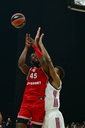 Real Madrid v Olympiacos - EuroLeague Super Cup Final ABU DHABI, UNITED ARAB EMIRATES - SEPTEMBER 19: Donta Hall (45) of Olympiacos in action during the EuroLeague Super Cup final match between Real Madrid and Olympiacos at Etihad Arena in Abu Dhabi, United Arab Emirates, on September 19, 2026. Hassan al Raisi Anadolu Abu Dhabi United Arab Emirates. Editorial use only. Please get in touch for any other usage.  Copyright: x2026xAnadoluxHassanxalxRaisix