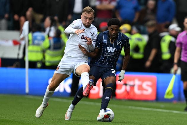 Millwall v West Ham United, EFL Sky Bet Championship West Ham United forward Jarrod Bowen (20) and Millwall forward Kyrell Lisbie (22) battles for possession during the EFL Sky Bet Championship match between Millwall and West Ham United at The Den, London, UK on 19 September 2026. London The Den Greater London UK Editorial use only DataCo restrictions apply See www.football-dataco.com , Copyright: xSimonxTraylenx PSI-24906-0145
