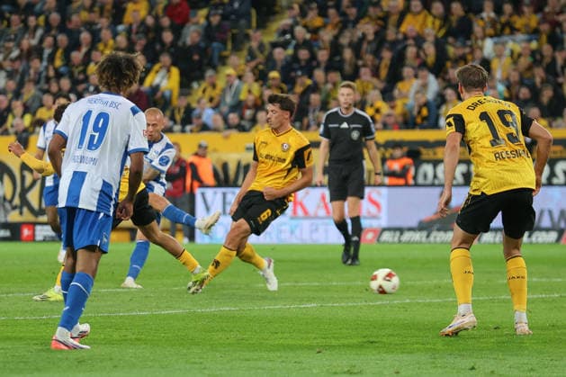 September 19, 2026, xtgx, Soccer 2. Bundesliga, SG Dynamo Dresden vs. Hertha BSC Berlin, from left: Jon Dagur Thorsteinsson (Hertha), 24, scores a goal, shoots, goal scorer, scores, goal, scores the goal 1 DFL DFB REGULATIONS PROHIBIT ANY USE OF PHOTOGRAPHS as IMAGE SEQUENCES and or QUASI-VIDEO Dresden